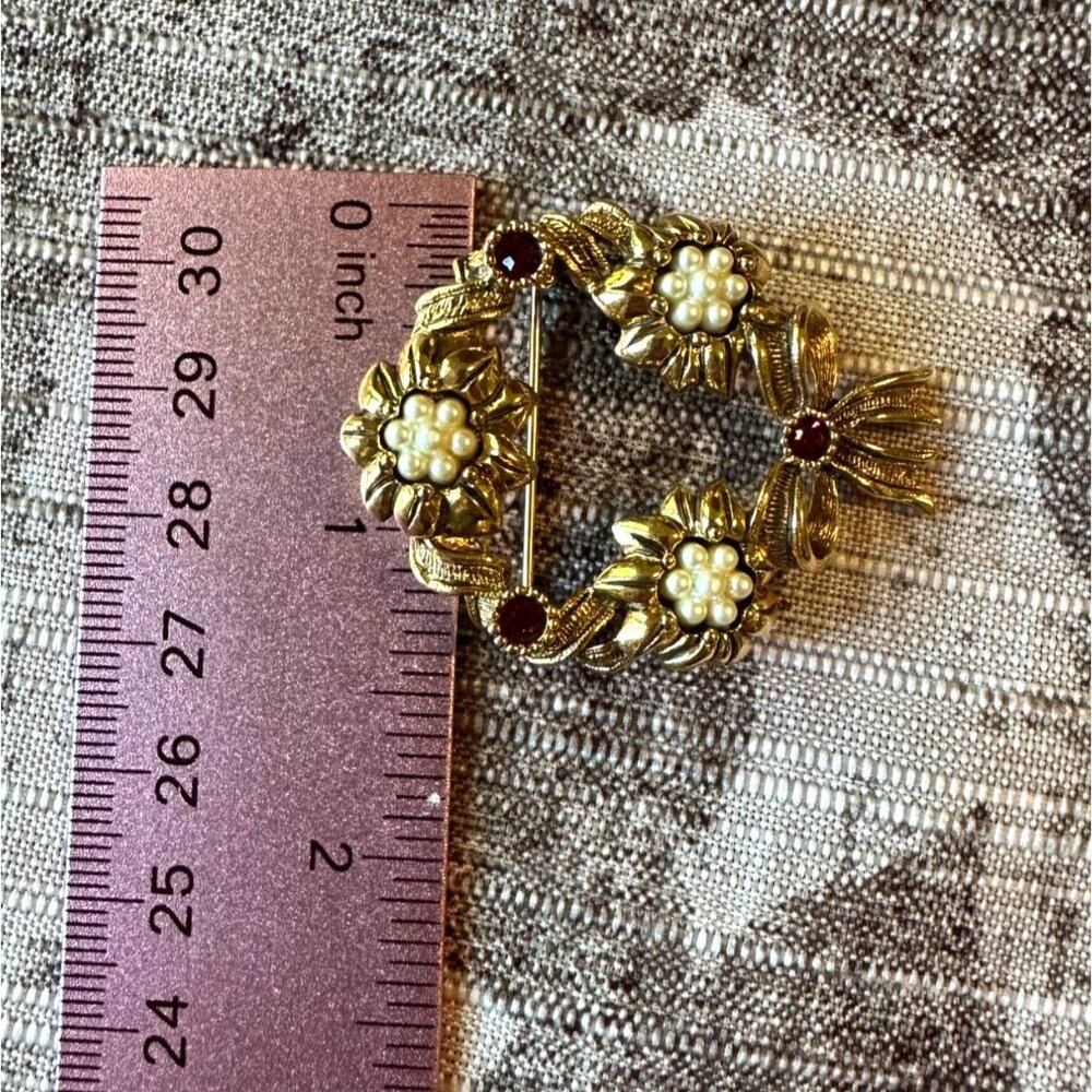 Avon Vintage Gold-Tone Wreath Brooch With Faux Pearls & Red Rhinestones - Picture 4 of 10